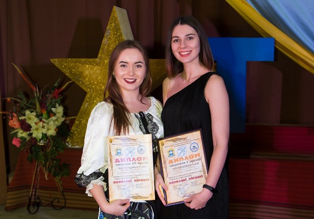 Анастасія Решнюк та Уляна Дишкант.